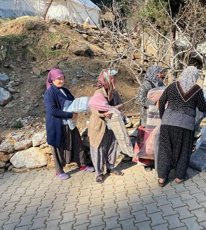 Women in Turkey receive blankets.