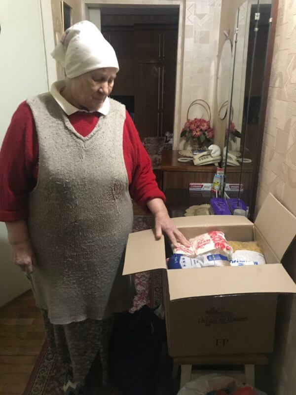 Providing Food For Woman In Ukraine e1647518715990