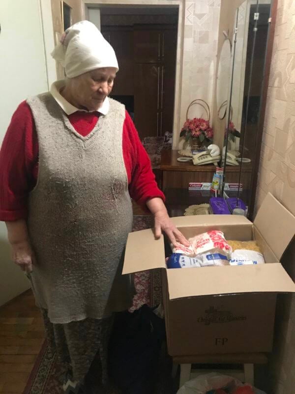 Providing Food For Woman In Ukraine e1647518715990