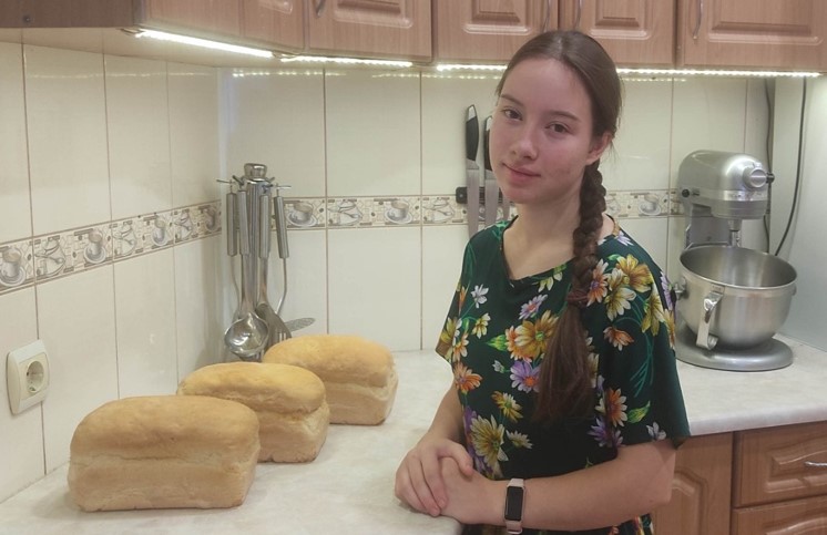 Tamila works with her father in their family baking business.